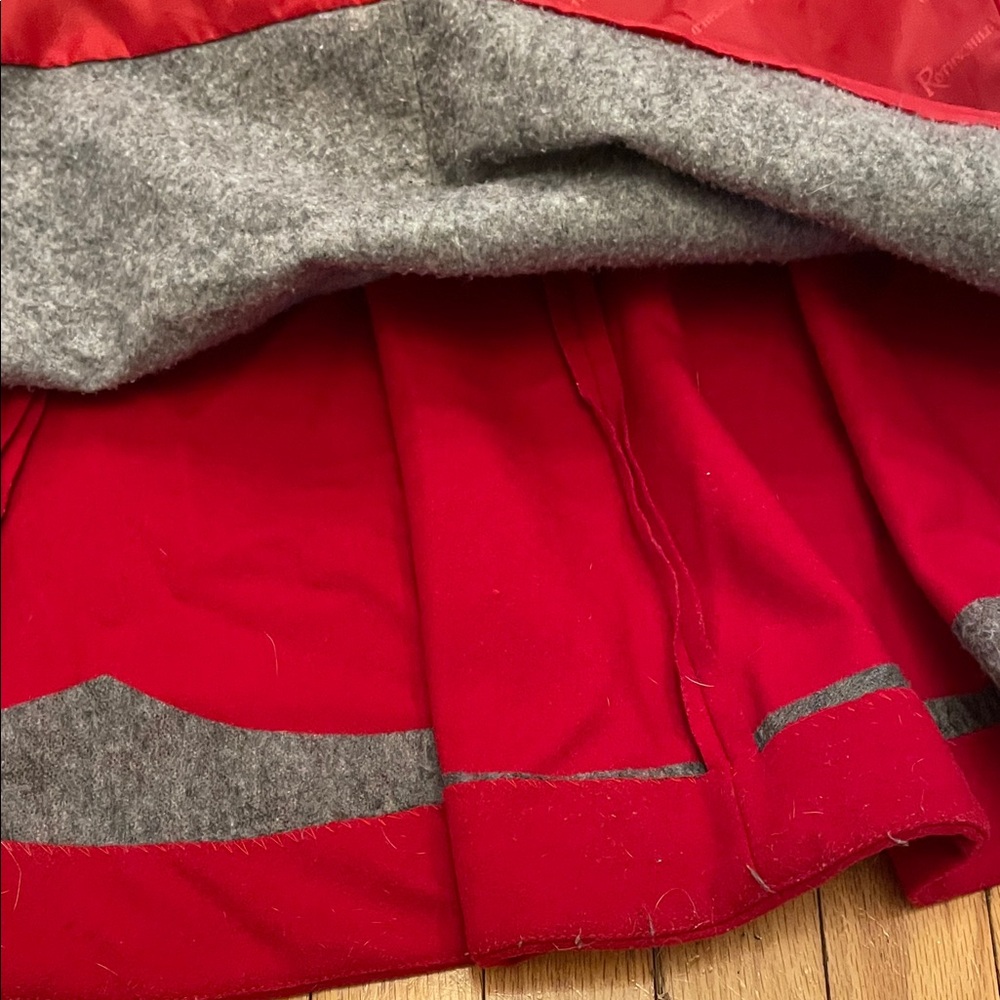 v i n t a g e ::
Red Coat with Black Trim - Picture 5 of 7